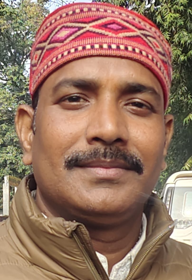 रेलवे स्टेशन के सामने फ्लाई ओवर के पास पूरी सड़क पर फैल कर चल रहे ई रिक्शा के कारण लग रहा जाम। 