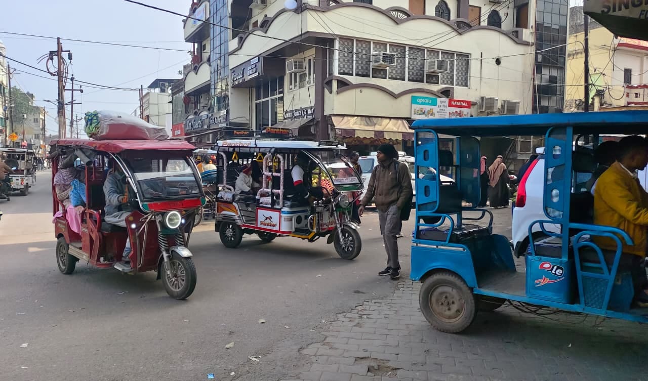 रेलवे स्टेशन के सामने फ्लाई ओवर के पास पूरी सड़क पर फैल कर चल रहे ई रिक्शा के कारण लग रहा जाम। 
