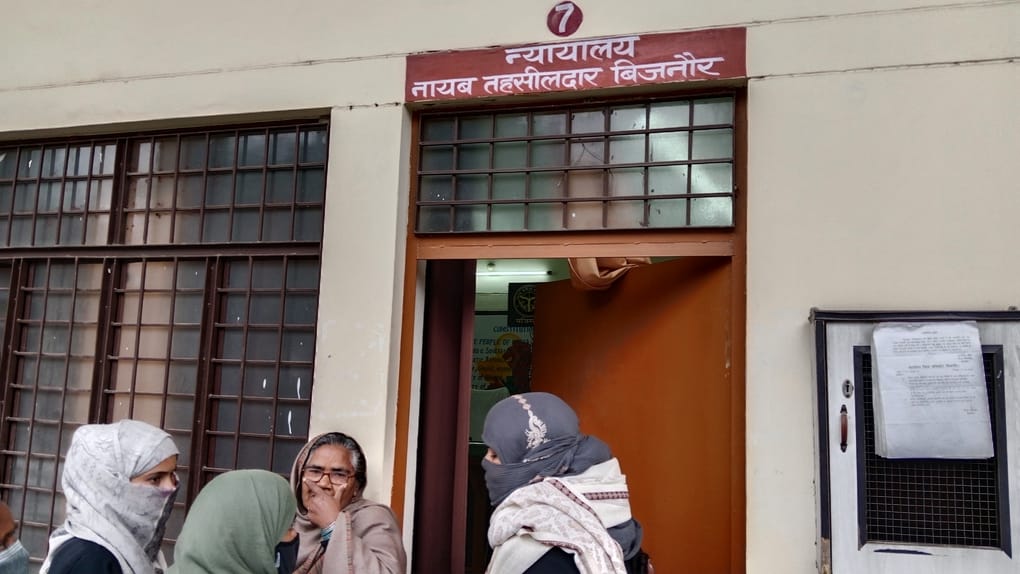 सुबह 9 बजकर 55 मिनट। बिजनौर तहसील में बंद एसडीएम का कार्यालय। संवाद सुबह 9 बजकर 55 मिनट। बिजनौर तहसील में बंद एसडीएम का कार्यालय। संवाद