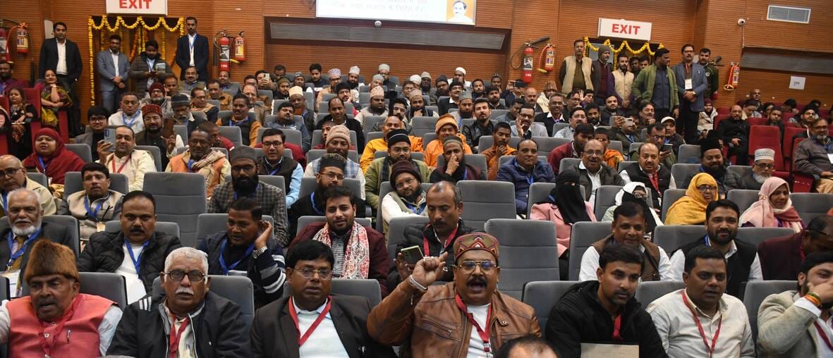 सहकारिता भवन में आयोजित कार्यक्रम में मुस्लिम राष्ट्रीय मंच के मार्गदर्शक व आरएसएस के नेता डॉ. सहकारिता भवन में आयोजित कार्यक्रम में मुस्लिम राष्ट्रीय मंच के मार्गदर्शक व आरएसएस के नेता डॉ.