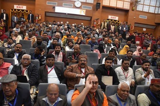 सहकारिता भवन में आयोजित कार्यक्रम में मुस्लिम राष्ट्रीय मंच के मार्गदर्शक व आरएसएस के नेता डॉ. सहकारिता भवन में आयोजित कार्यक्रम में मुस्लिम राष्ट्रीय मंच के मार्गदर्शक व आरएसएस के नेता डॉ.