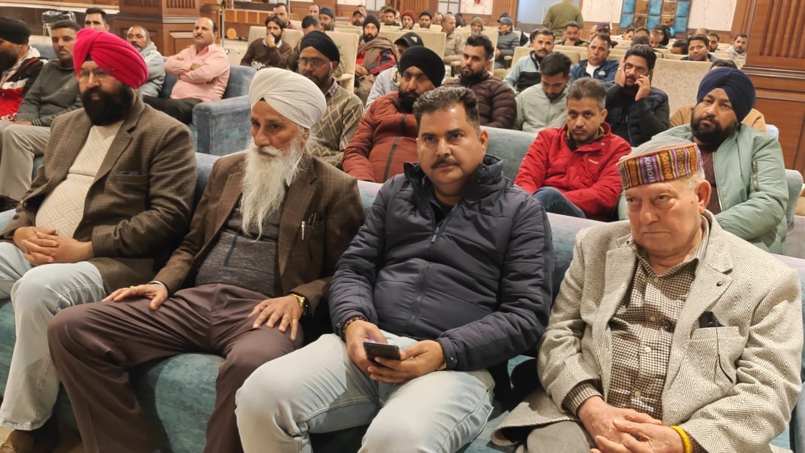 सड़क सुरक्षा माह के तहत ट्रैफिक पुलिस द्वारा आयोजित कार्यक्रम में अपने विचार रखता वक्ता। संवाद