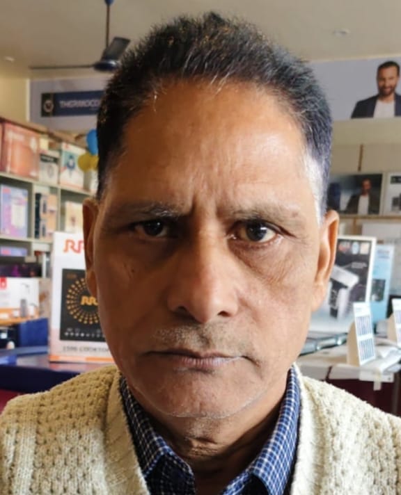 शोरूम पर खरीदारी करते लोग। संवाद