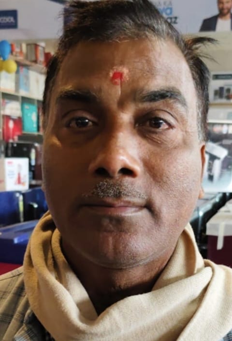 शोरूम पर खरीदारी करते लोग। संवाद