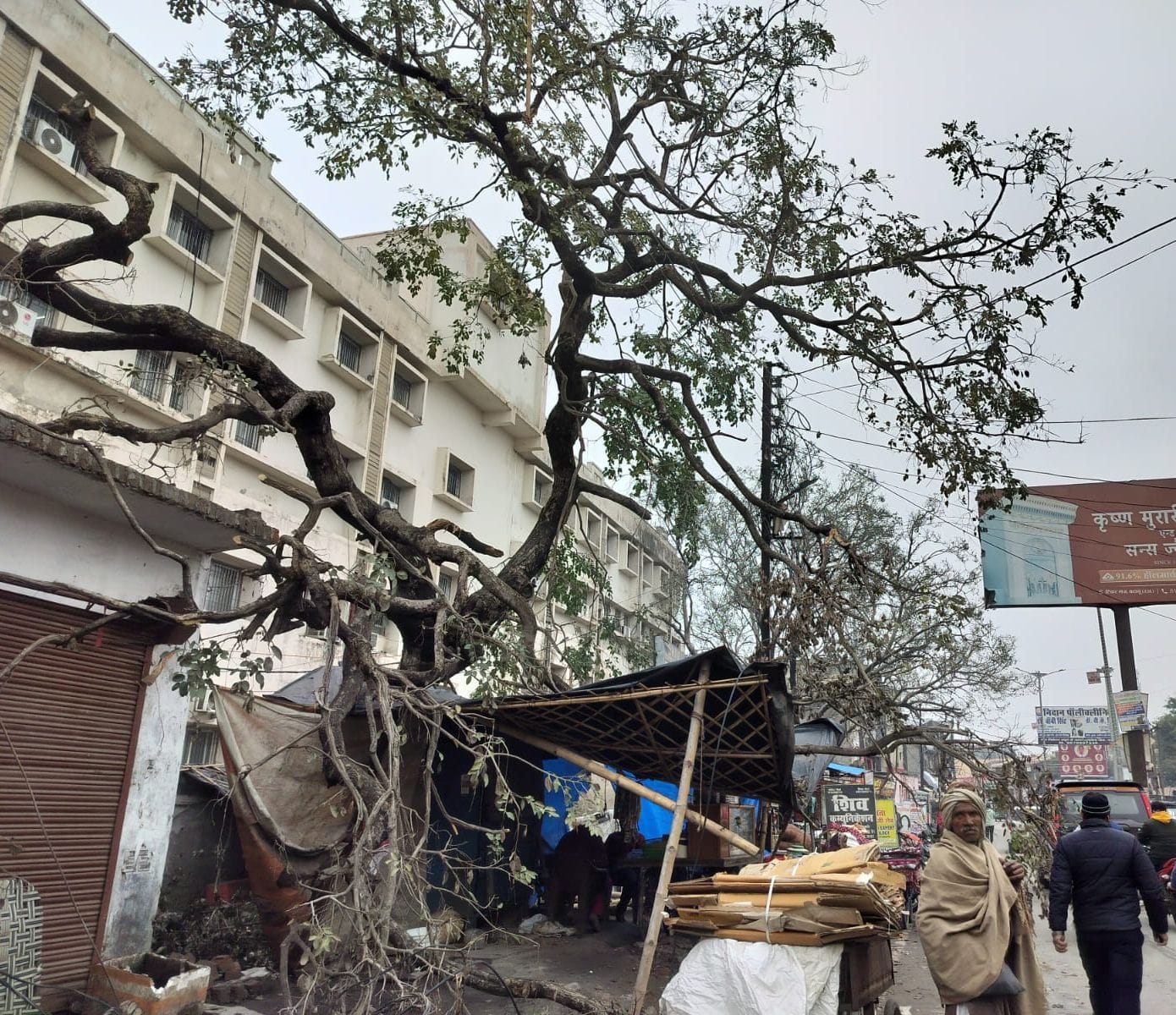 शिवपुरमं में खड़ा किया पानी का टैंकर। संवाद शिवपुरमं में खड़ा किया पानी का टैंकर। संवाद