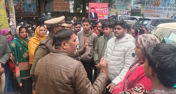 तहसील में प्रदर्शन करते ग्रामीण।