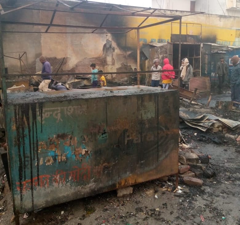 ट्रांसपोर्टनगर में लगी आग से जली दुकानें। ट्रांसपोर्टनगर में लगी आग से जली दुकानें।