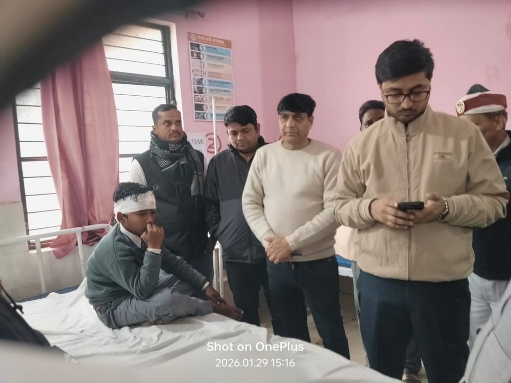 दुर्घटना के बाद क्षतिग्रस्त ट्रक। संवाद