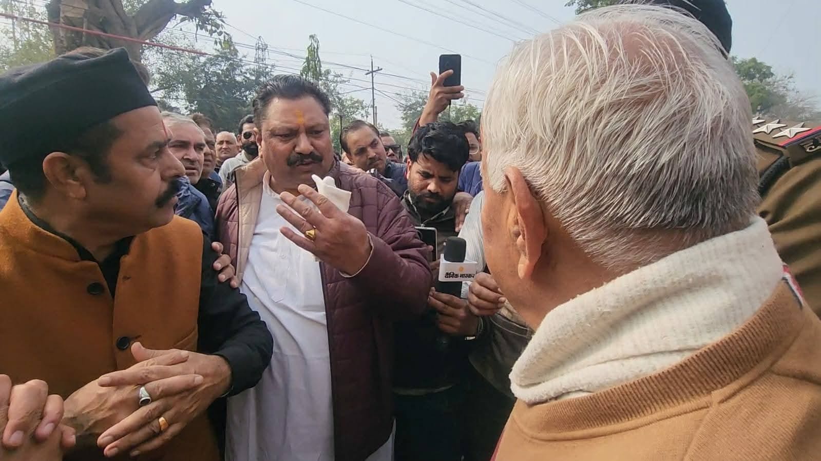 विधायक घनश्याम दास अरोड़ा के कार्यालय के बाहर पार्क में लोगों को संबोधित करते संगठन पदाधिकारी विधायक घनश्याम दास अरोड़ा के कार्यालय के बाहर पार्क में लोगों को संबोधित करते संगठन पदाधिकारी