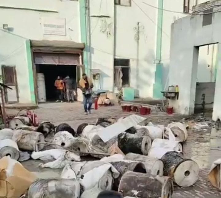 29जेएनडी32: आगजनी के बाद फैक्टरी में जला सामान। स्रोत : राहगीर