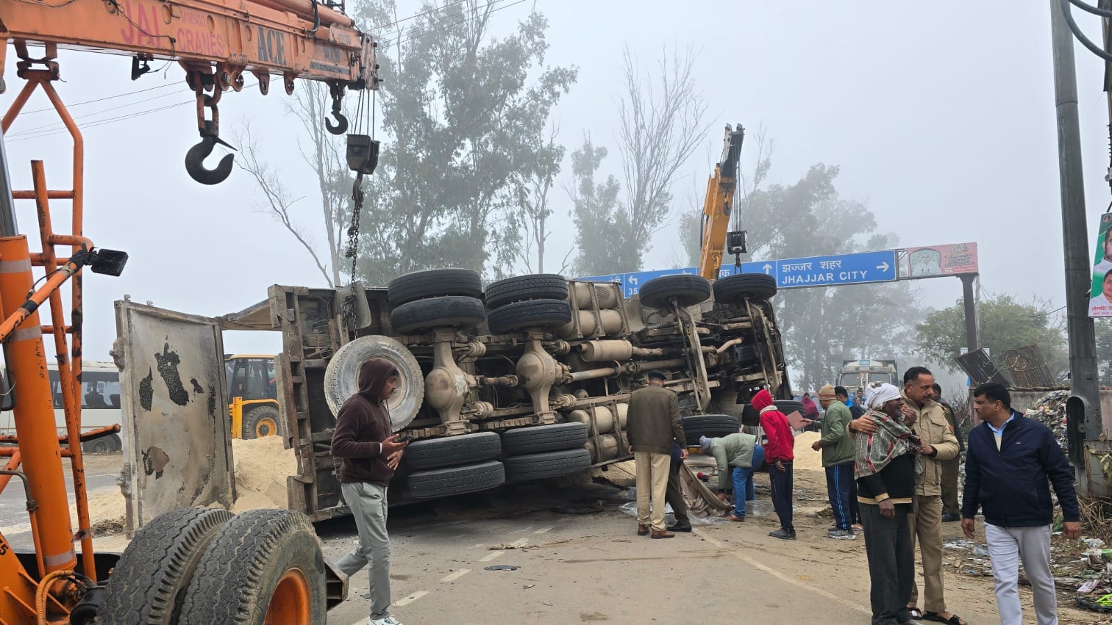 29jjrp16- झज्जर। मौके पर मृतक के परिजन विलाप करते हुए। संवाद