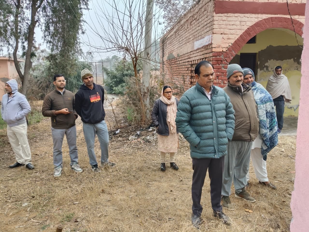 29jjrp28- निलाहेड़ी गांव के सरकारी स्कूल में सैंपल भरता कर्मचारी। स्रोत-ग्रामीण