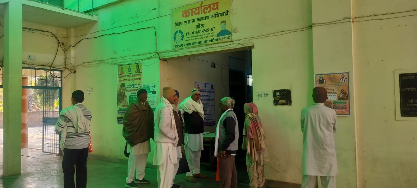 30जेएनडी15: समाज कल्याण विभाग कार्यालय में रुकी हुई पेंशन के बारे में जानकारी लेने आए बुजुर्ग। 30जेएनडी15: समाज कल्याण विभाग कार्यालय में रुकी हुई पेंशन के बारे में जानकारी लेने आए बुजुर्ग।
