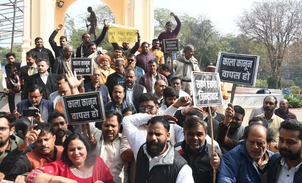 बृहस्पतिवार को यूजीसी के नए नियमों के विरोध में जगह-जगह हुए प्रदर्शन, पुलिस से झड़प और बाद में 