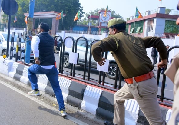 बृहस्पतिवार को यूजीसी के नए नियमों के विरोध में जगह-जगह हुए प्रदर्शन, पुलिस से झड़प और बाद में 