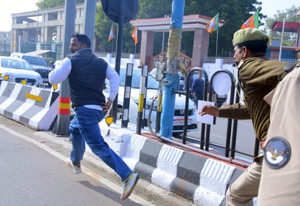 बृहस्पतिवार को यूजीसी के नए नियमों के विरोध में जगह-जगह हुए प्रदर्शन, पुलिस से झड़प और बाद में 