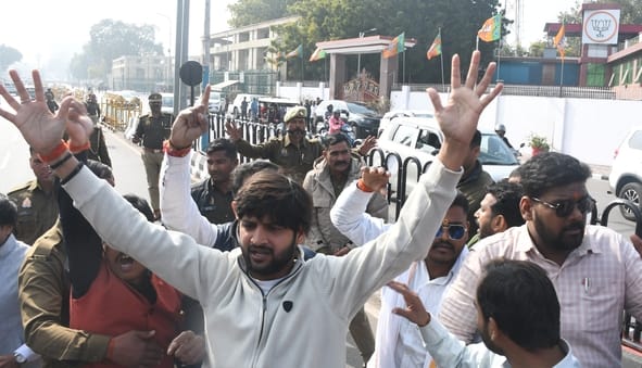 बृहस्पतिवार को यूजीसी के नए नियमों के विरोध में जगह-जगह हुए प्रदर्शन, पुलिस से झड़प और बाद में 