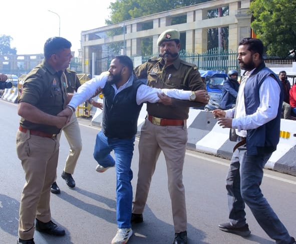 बृहस्पतिवार को यूजीसी के नए नियमों के विरोध में जगह-जगह हुए प्रदर्शन, पुलिस से झड़प और बाद में 