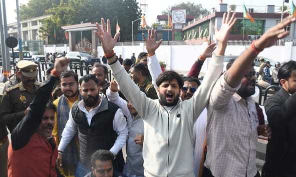 बृहस्पतिवार को यूजीसी के नए नियमों के विरोध में जगह-जगह हुए प्रदर्शन, पुलिस से झड़प और बाद में 