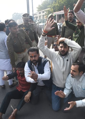 बृहस्पतिवार को यूजीसी के नए नियमों के विरोध में जगह-जगह हुए प्रदर्शन, पुलिस से झड़प और बाद में 