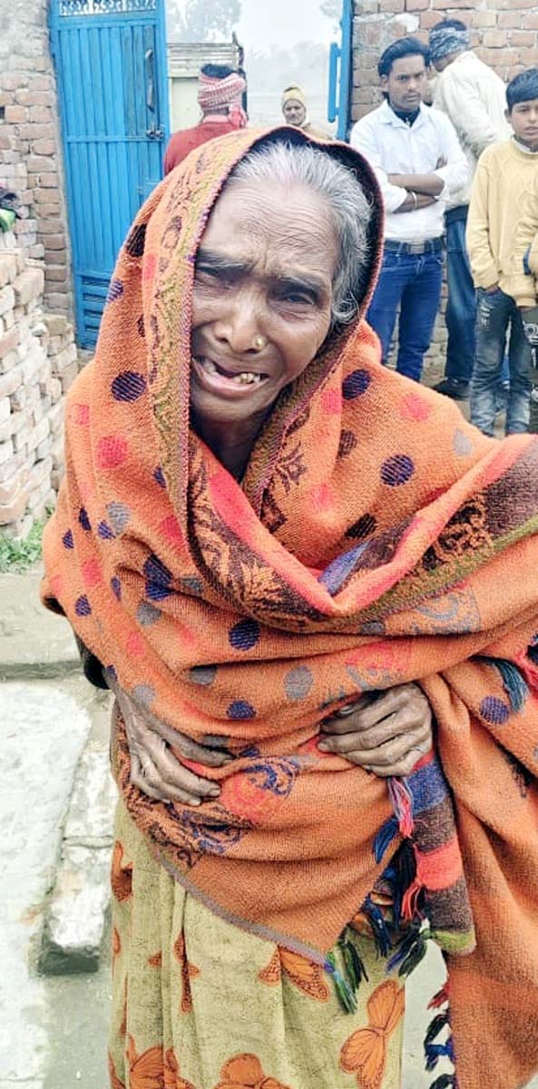 भटपुरा चंदू में बलराम के पुत्र से जानकारी लेतीं एसपी ग्रामीण। संवाद भटपुरा चंदू में बलराम के पुत्र से जानकारी लेतीं एसपी ग्रामीण। संवाद