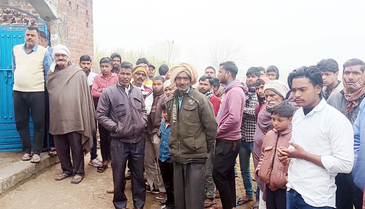 भटपुरा चंदू में बलराम के पुत्र से जानकारी लेतीं एसपी ग्रामीण। संवाद भटपुरा चंदू में बलराम के पुत्र से जानकारी लेतीं एसपी ग्रामीण। संवाद