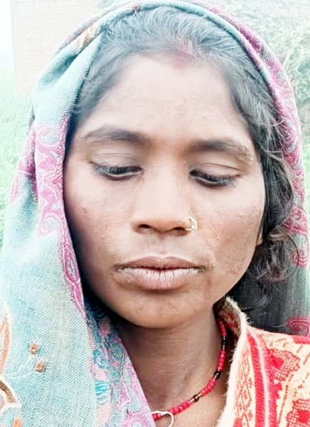 भटपुरा चंदू में बलराम के पुत्र से जानकारी लेतीं एसपी ग्रामीण। संवाद भटपुरा चंदू में बलराम के पुत्र से जानकारी लेतीं एसपी ग्रामीण। संवाद