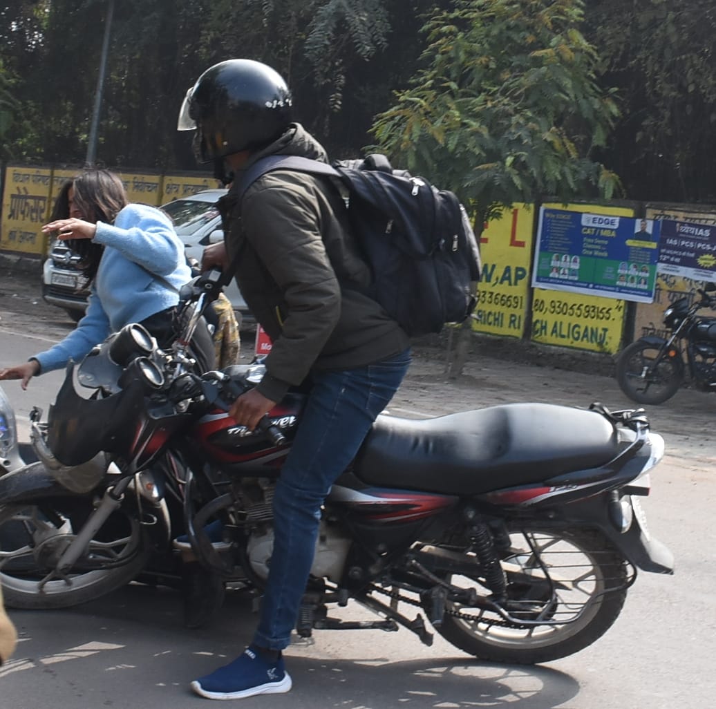 बाइक और स्कूटी में भिड़ंत।