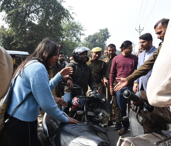 बाइक और स्कूटी में भिड़ंत।