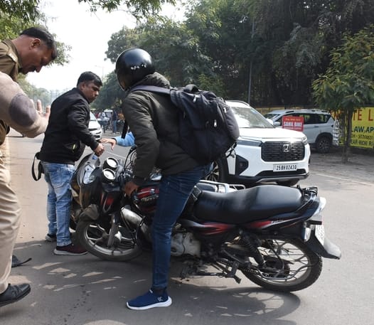 बाइक और स्कूटी में भिड़ंत।