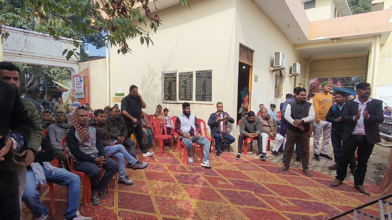 चौपाल को संबोधित करते विधायक योगेश शुक्ला व मौजूद लोग।