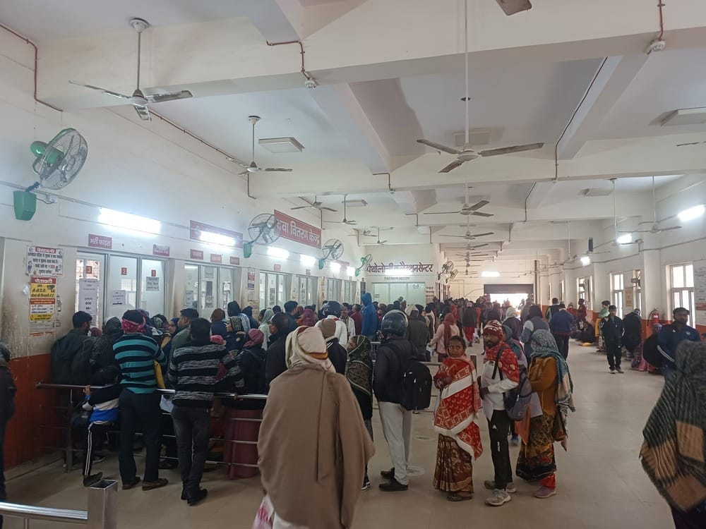एसएन में हो रही दिक्कत, टूटी कुर्सी। संवाद एसएन में हो रही दिक्कत, टूटी कुर्सी। संवाद