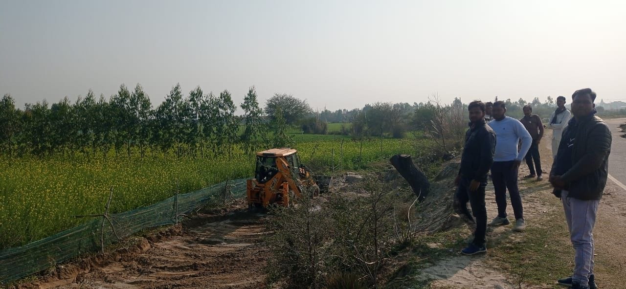 फोटो-1-गंगा में आई बाढ़ से कटा कालीमिट्टी-शिवराजपुर मार्ग। संवाद