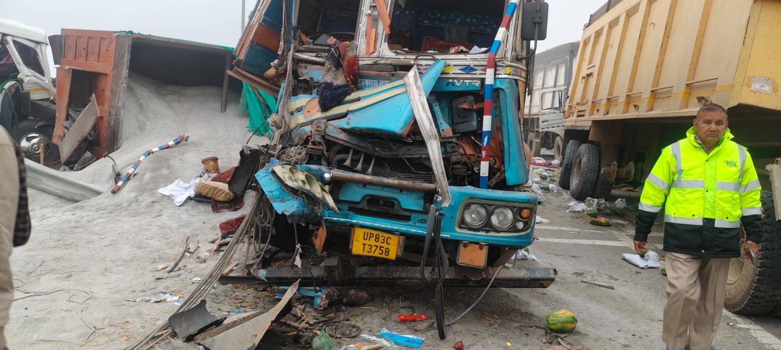 फोटो-18- ट्रक की केबिन में फंसे चालक को निकालते लोग। संवाद