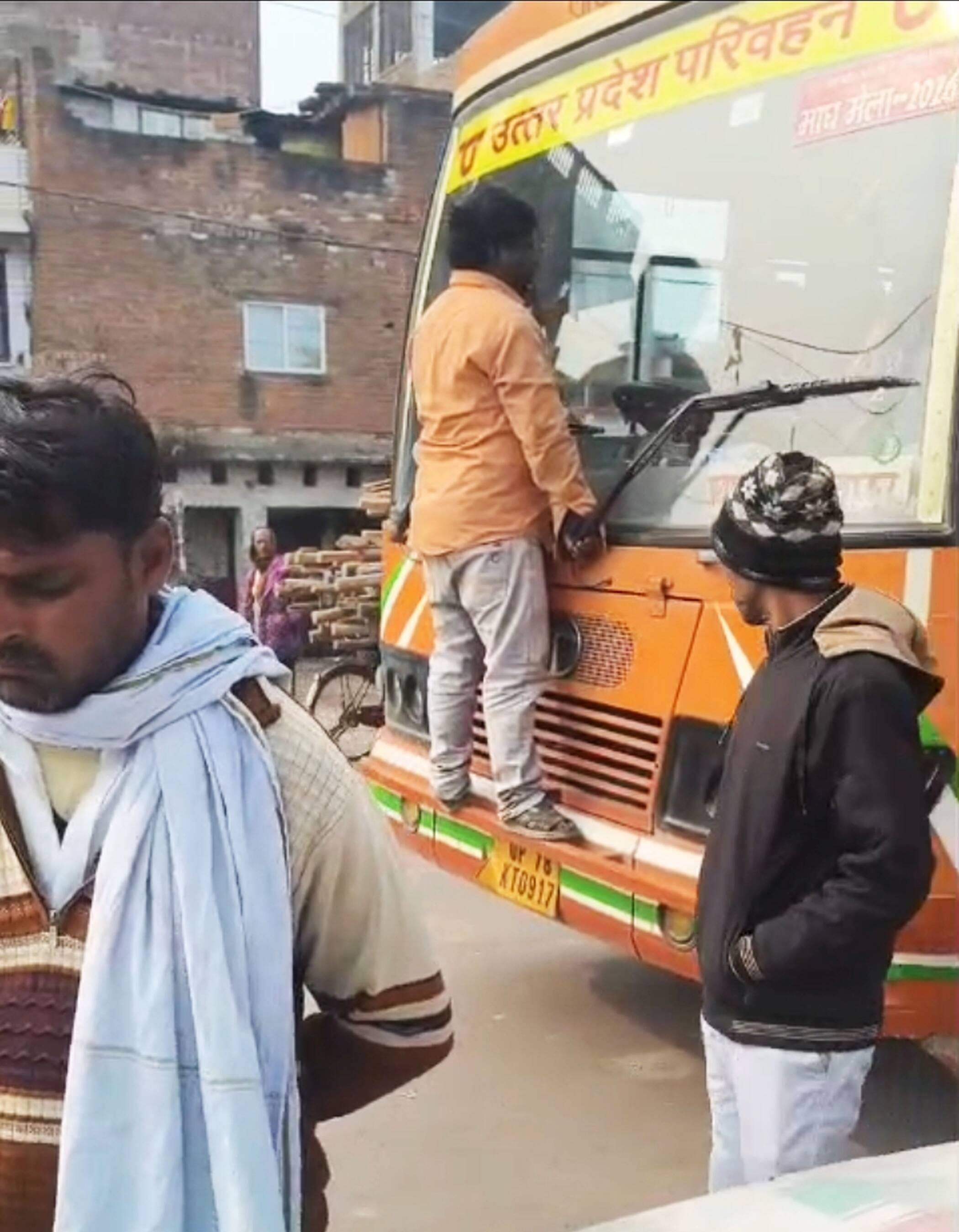 फोटो-26-शहर के ज्वालागंज बस स्टॉप पर मुआवजे को लेकर बस पर चढ़कर हंगामा करता युवक। वीडियो ग्रैब