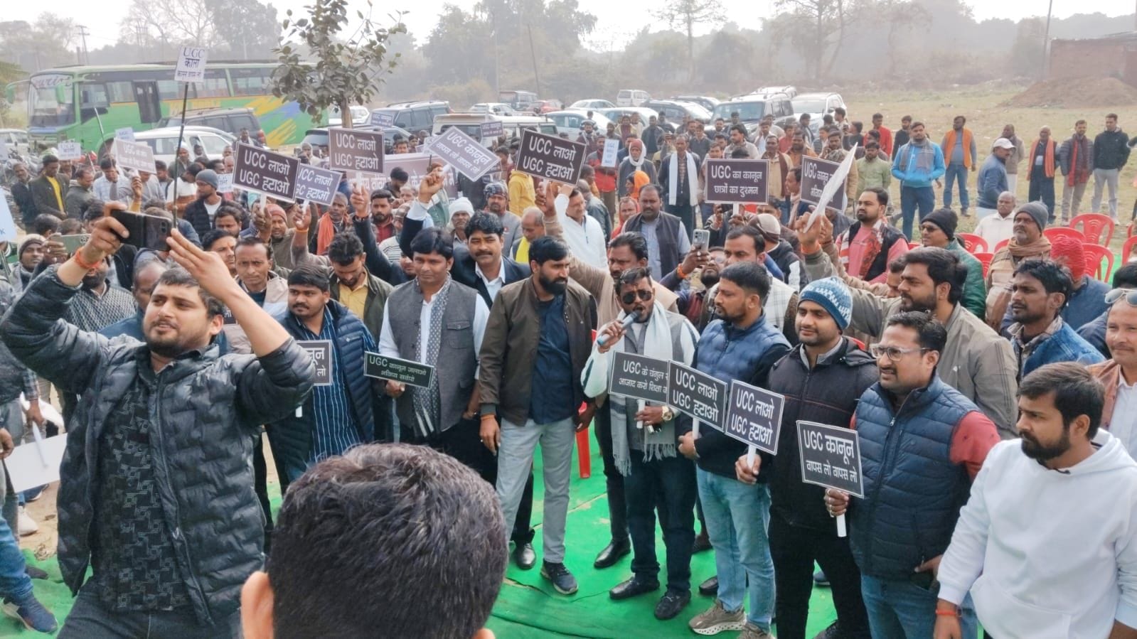 फोटो-3-उन्नाव बार एसोसिएशन अध्यक्ष गिरीश मिश्रा की अगुवाई में ज्ञापन देने जाते अधिवक्ता। स्रोत