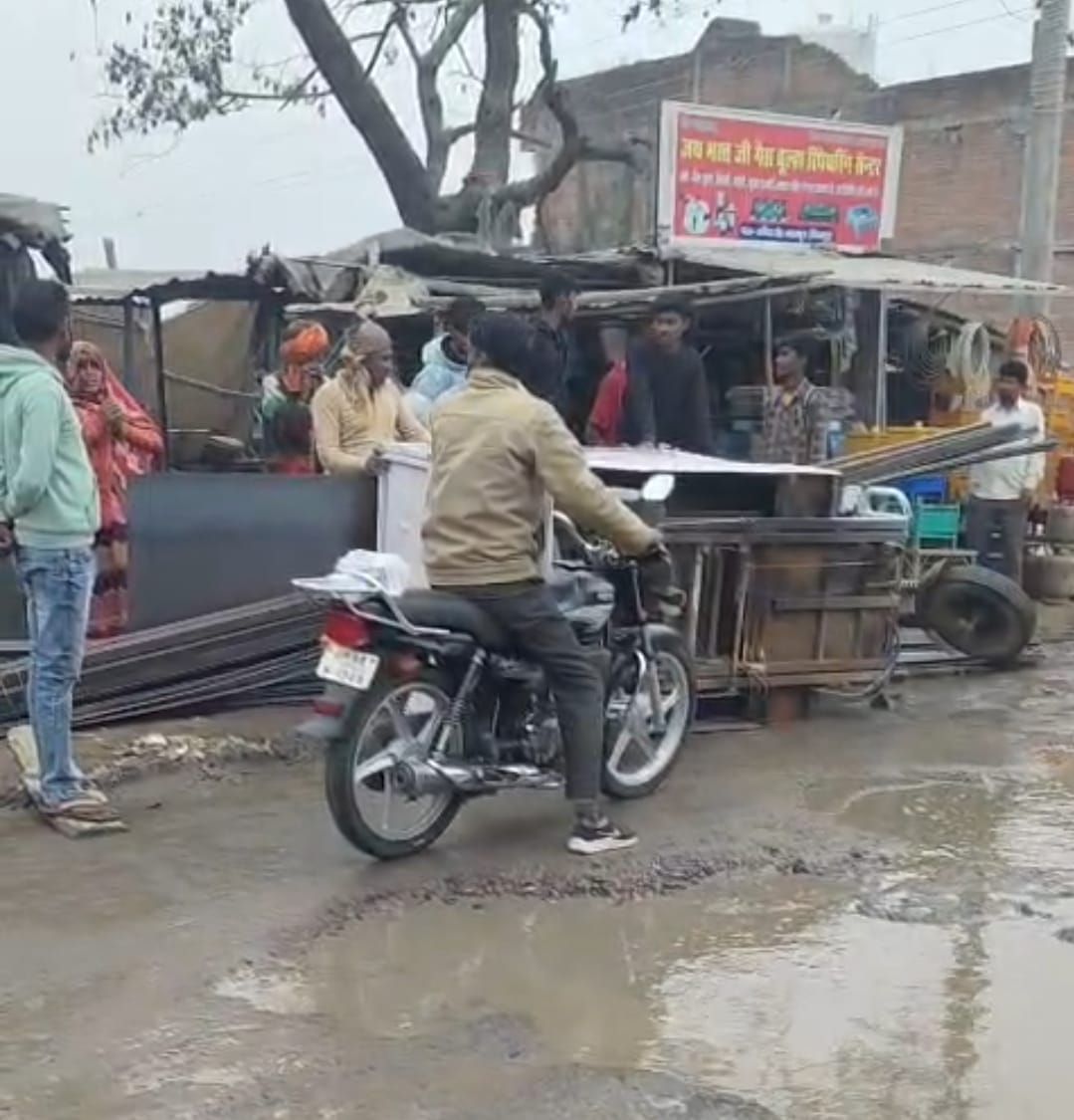 फोटो- 30सीकेटीपी 08 भरतकूप मंदिर मार्ग पर बने गड्डाें से निकलते वाहन। संवाद