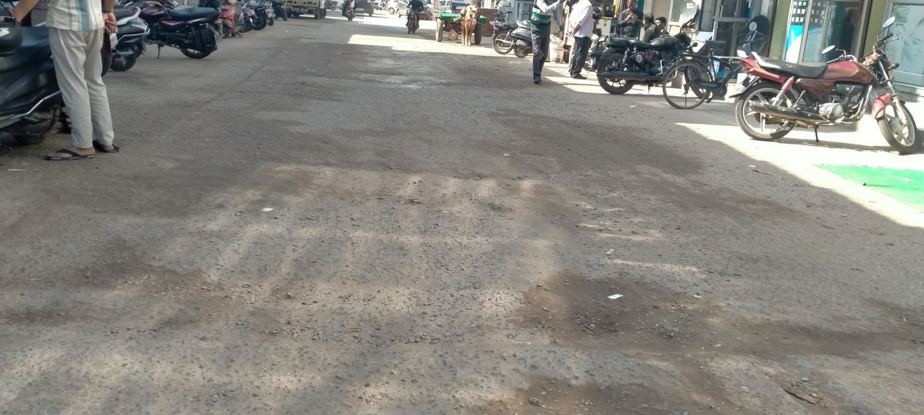 फोटो संख्या:62 बदहाल अवस्था में शहर का गोशाला रोड। संवाद