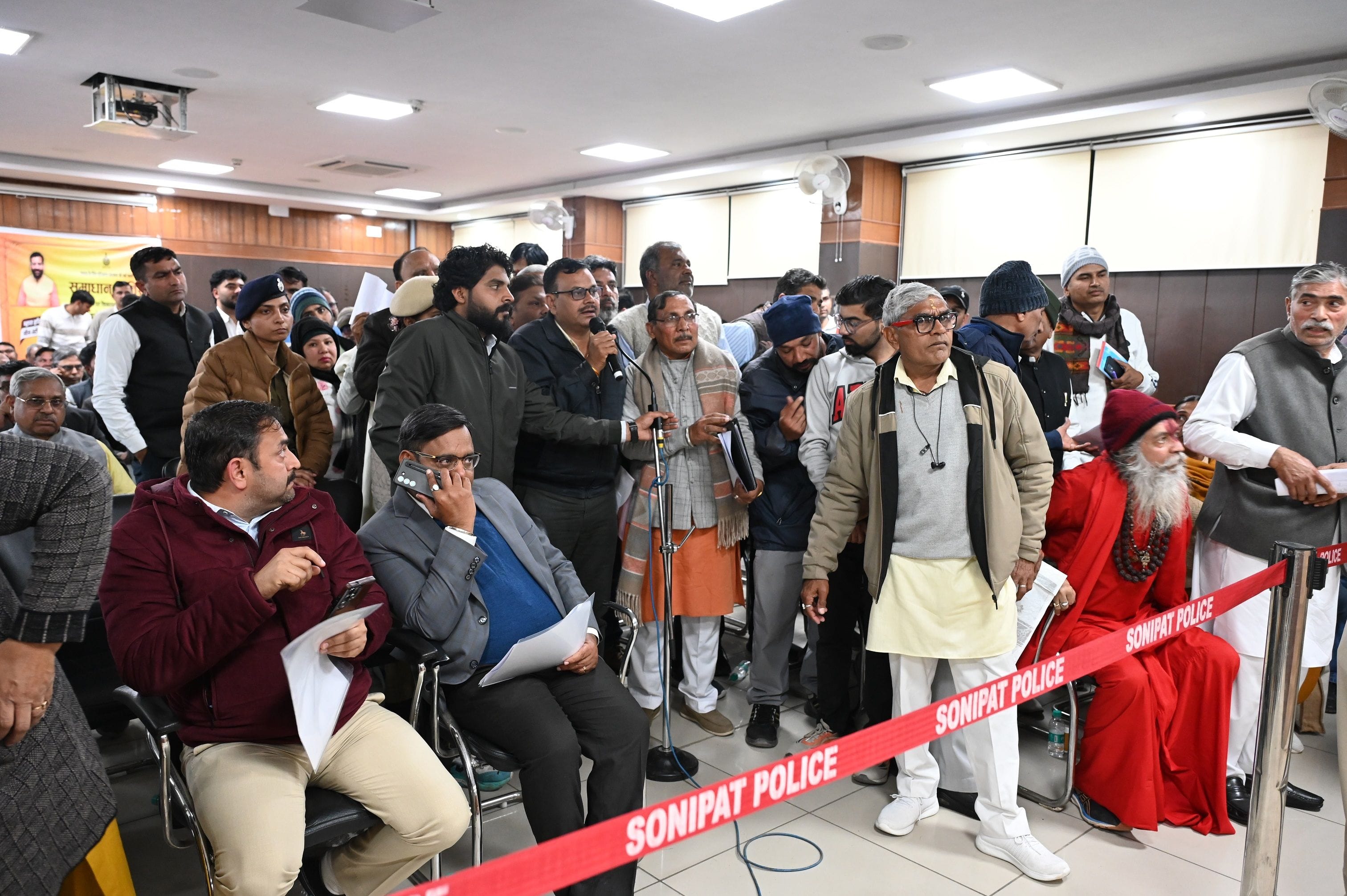 फोटो : सोनीपत लघु सचिवालय में जिला परिवाद एवं कष्ट निवारण समिति बैठक में सुनवाई करते खेल राज्य 