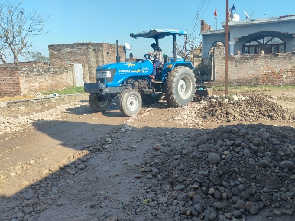 गुढ़ा मन्हांसा में मार्ग पर मिट्टी डालकर समतल करता ट्रैक्टर चालक। गुढ़ा मन्हांसा में मार्ग पर मिट्टी डालकर समतल करता ट्रैक्टर चालक।