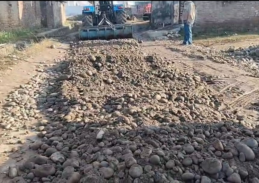 गुढ़ा मन्हांसा में मार्ग पर मिट्टी डालकर समतल करता ट्रैक्टर चालक। गुढ़ा मन्हांसा में मार्ग पर मिट्टी डालकर समतल करता ट्रैक्टर चालक।