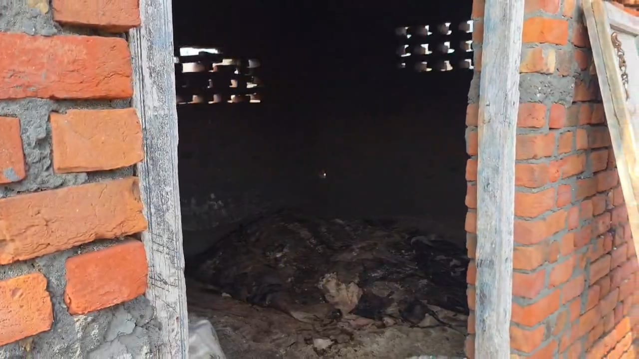 गांव दामला में कमरे में खाल मिलने पर नारेबाजी करते गोरक्षा दल के सदस्य। संवाद गांव दामला में कमरे में खाल मिलने पर नारेबाजी करते गोरक्षा दल के सदस्य। संवाद