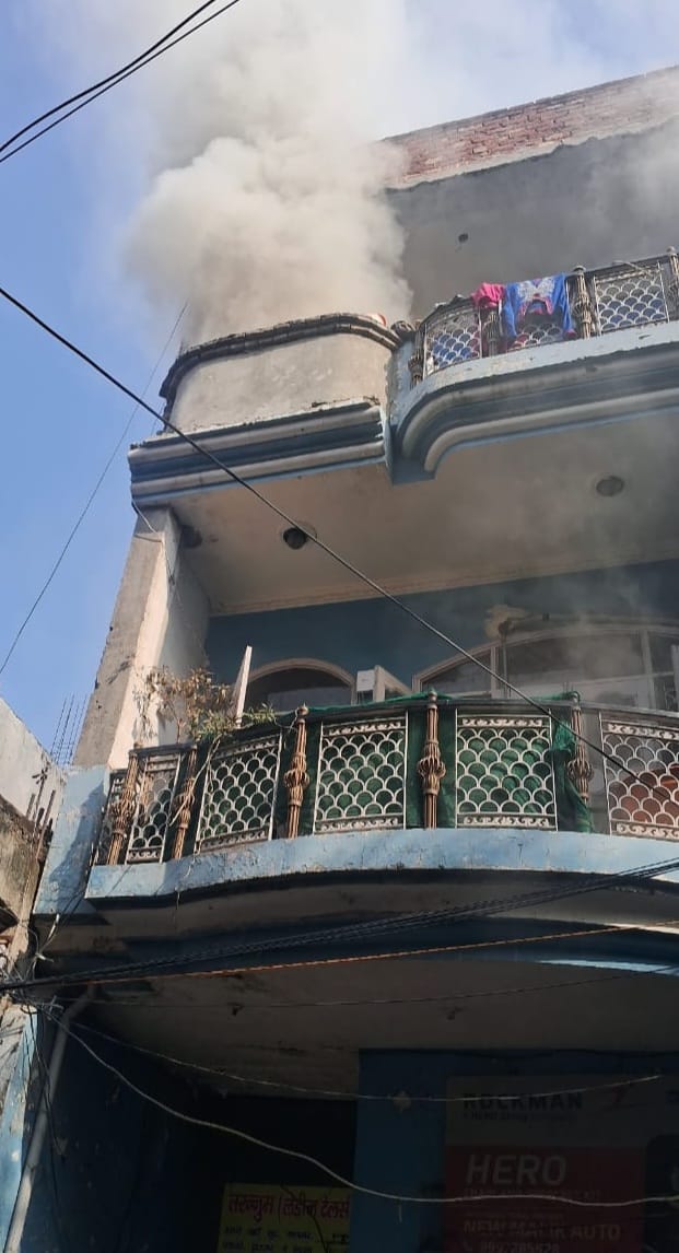 जाग्रति विहार एक्सटेंशन के साउथएक्स पुल के नीचे नाले में गिरी कार को  बाहर निकालती क्रेन। स्त्र