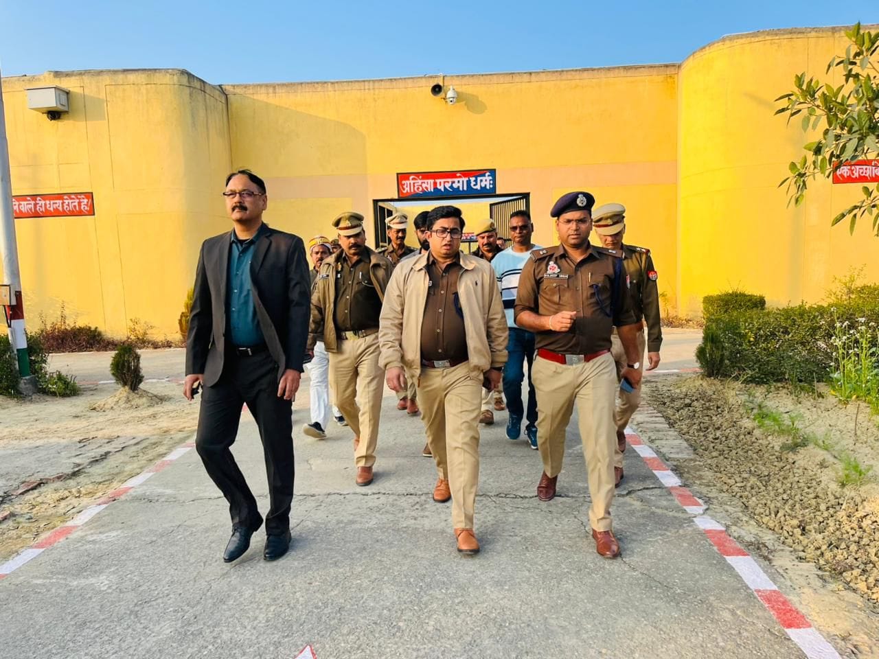 जिला कारागार के अधीक्षक को आईएसओ प्रमाण पत्र देते डीएम और एसपी-स्रोत सूचना