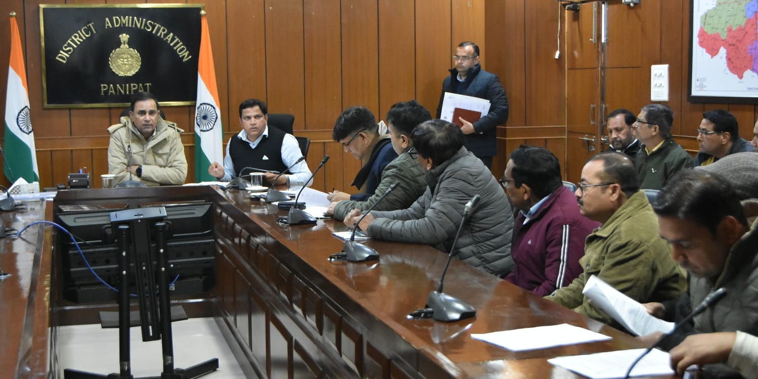 जिला सचिवालय में बैठक में चर्चा करते उपायुक्त डॉ. वीरेंद्र कुमार दहिया। स्रोत : सूचना विभाग