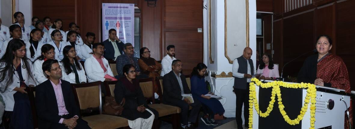 केजीएमयू में आयोजित जागरूक कार्यक्रम में शामिल विशेषज्ञ।