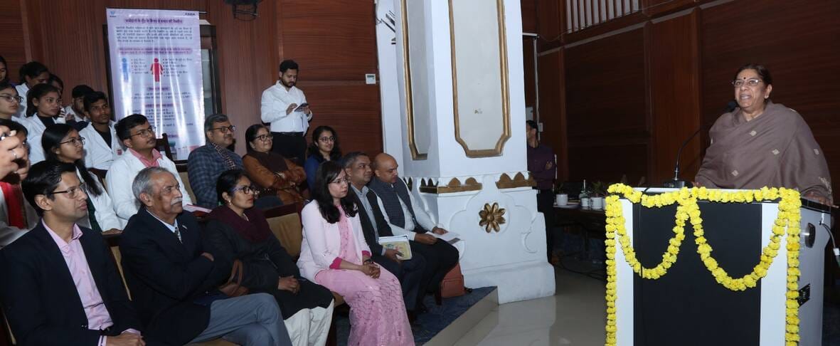 केजीएमयू में आयोजित जागरूक कार्यक्रम में शामिल विशेषज्ञ।