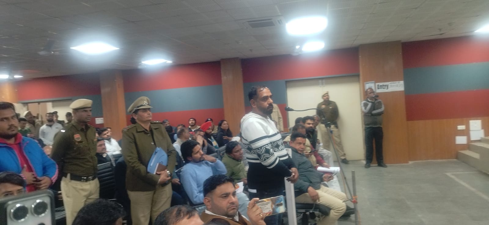 कुरुक्षेत्र। जिला लोक संपर्क एवं कष्ट निवारण समिति की बैठक में शिकायतें सुनते हुए खाद्य नागरिक