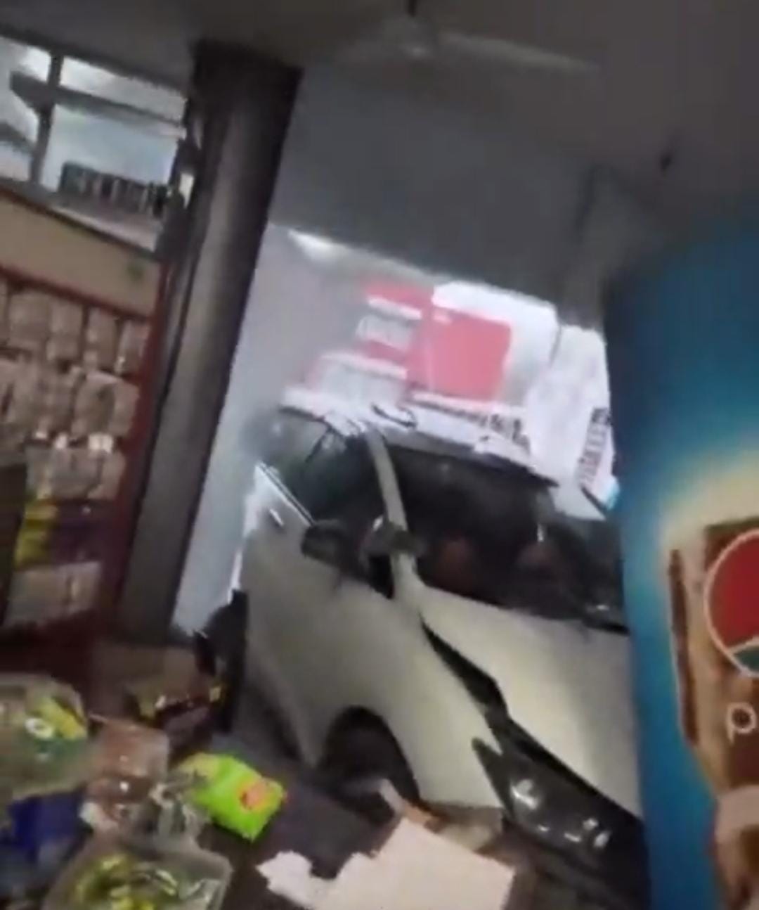 कुरुक्षेत्र। कैंटीन में घुसी कार। संवाद कुरुक्षेत्र। कैंटीन में घुसी कार। संवाद