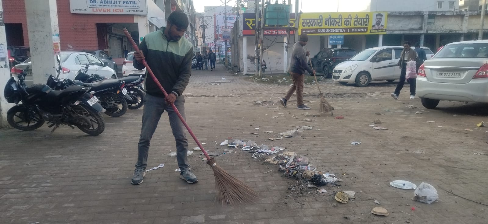 कुरुक्षेत्र। सेक्टर-17 में सफाई करते हुए कर्मी। संवाद कुरुक्षेत्र। सेक्टर-17 में सफाई करते हुए कर्मी। संवाद